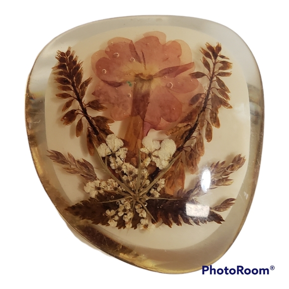 Vintage Jewelry - Vintage Lucite Dried Flowers Pressed Flowers Brooch